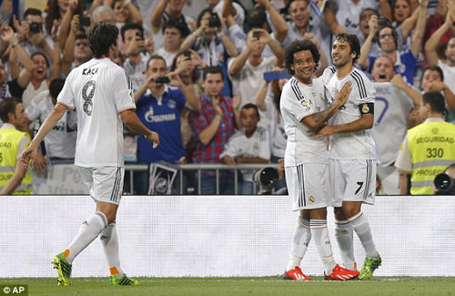 Raul trở lại khoác áo Real và ghi bàn