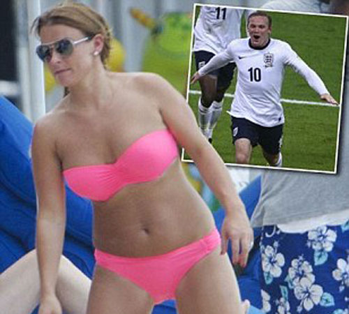 Mặc Rooney tỏa sáng ở Wembley, Coleen đưa con đi tắm biển