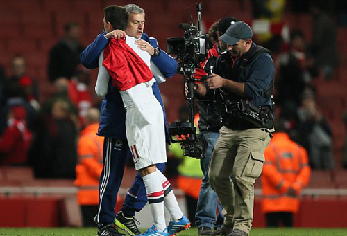 Ông Mourinho "tình thương mến thương" với học trò cũ Ozil