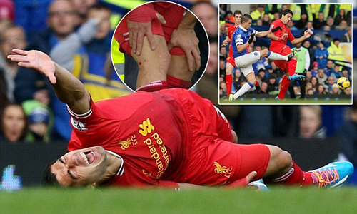 Đạp Suarez rướm máu, Mirallas vẫn thoát thẻ đỏ