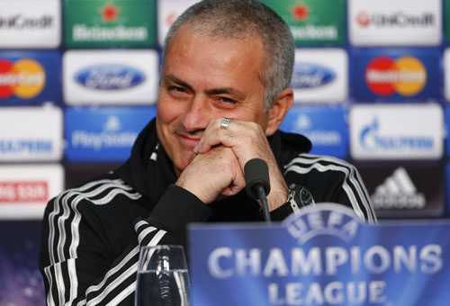HLV Mourinho tự xuống tóc và trở thành “người dũng cảm”