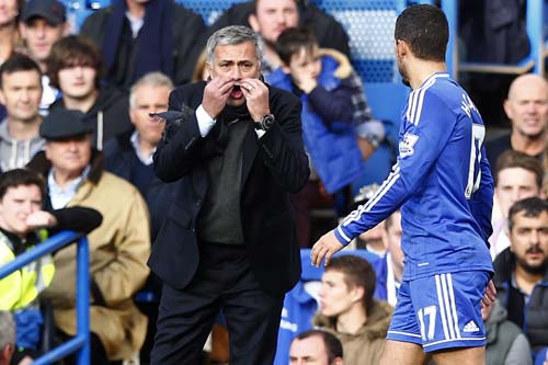 HLV Mourinho ủng hộ chiến thuật “săn bàn rình rập”