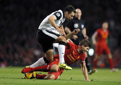 Thủ quân Liverpool “ngồi chơi xơi nước” đến hết năm