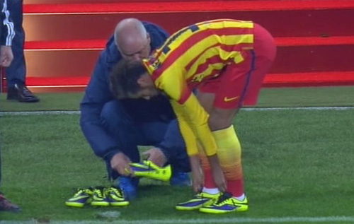 Neymar thay giày giữa trận: Điềm xấu cho Barca?
