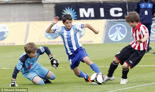 Vượt qua Barca, Man City giành được “Messi nhí”