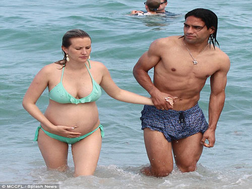 Vợ "mãnh hổ" Falcao khoe bụng bầu trên biển