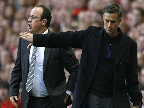 HLV Benitez mỉa mai Mourinho, nhưng sắp mất Cavani về tay Chelsea