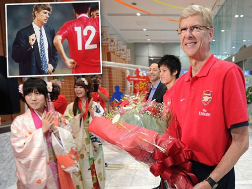 HLV Wenger xúc động gặp lại đội bóng cũ sau 17 năm