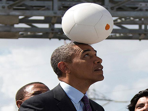 Tổng thống Obama chơi với quả bóng sinh ra điện