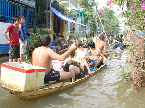 Vất vả chống đỡ triều cường