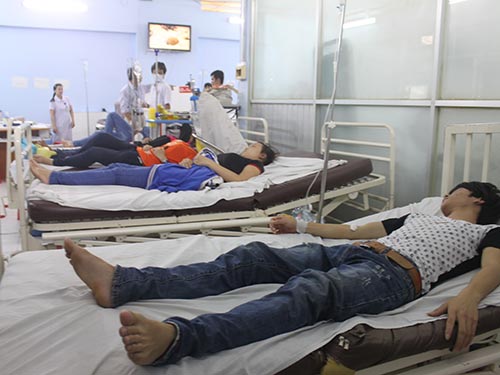 Hàng trăm công nhân ngộ độc sau bữa ăn tối