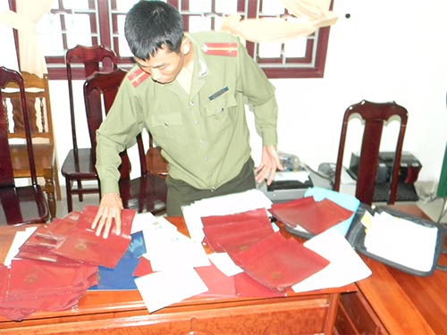 Bắt nhóm làm bằng giả quy mô lớn