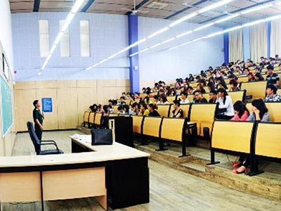 Vô vọng chờ thí sinh