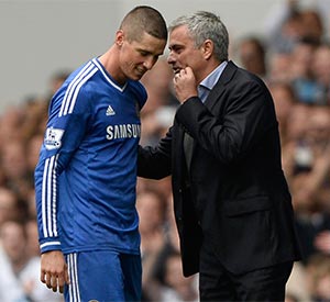 Torres bị thẻ đỏ, Chelsea tiếp tục ì ạch