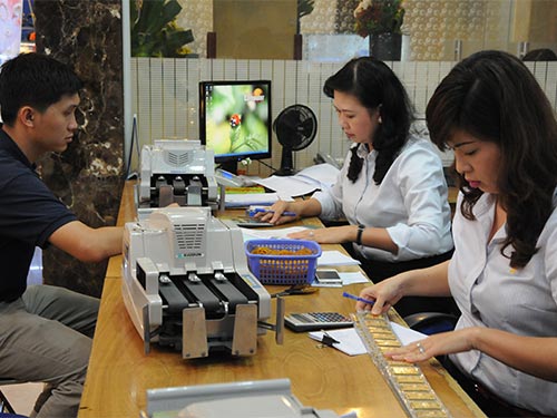 Trữ vàng vì sợ tiền mất giá