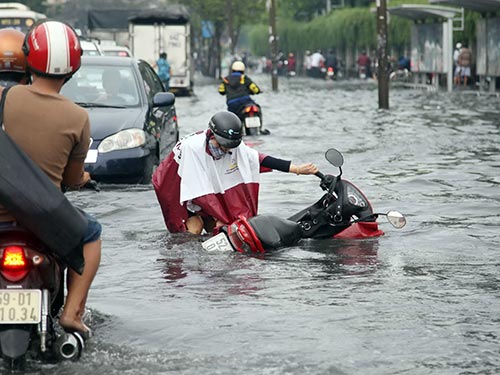Mưa lớn gặp triều cường, đường thành sông