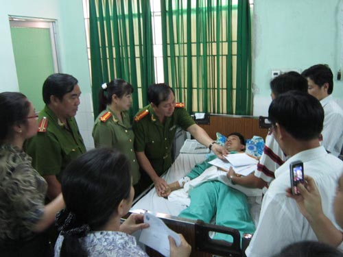 Bắt cướp, một bảo vệ bị đâm thấu ngực