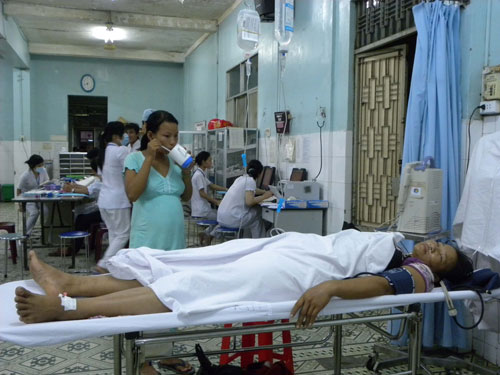 16 người đi cấp cứu vì lốc xoáy