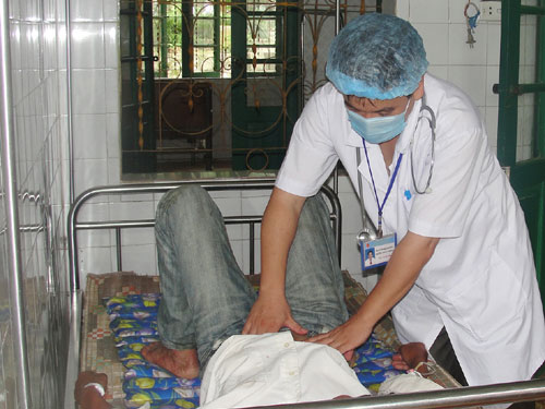 Ăn tiết canh ngựa, 10 người nhập viện