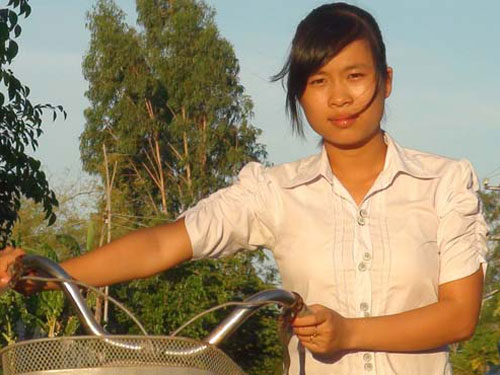 Cô học trò chạy bộ 15 km đến trường thi