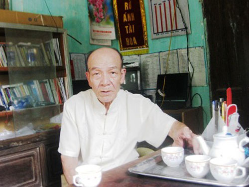 Cụ ông 75 tuổi mở "lò luyện thi làng"