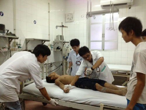 Rơi từ tầng 4, một thanh niên hôn mê