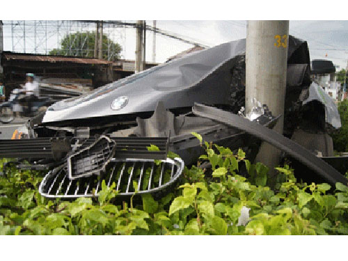 “Xế hộp” bạc tỉ húc cột đèn