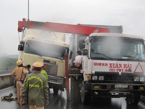 TPHCM: Mưa lớn, tai nạn dồn dập