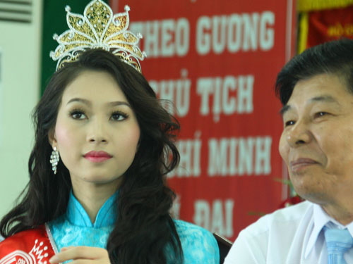 Hoa hậu Đặng Thu Thảo rạng ngời bên sinh viên Tây Đô