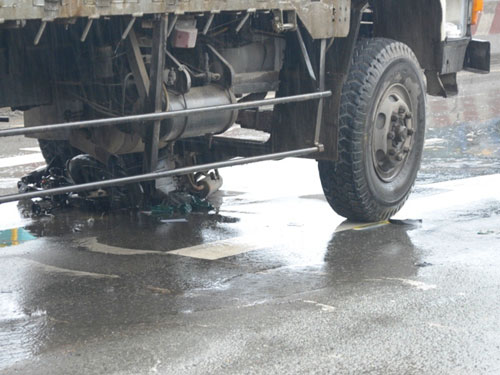 Thoát chết hy hữu giữa 2 bánh xe tải