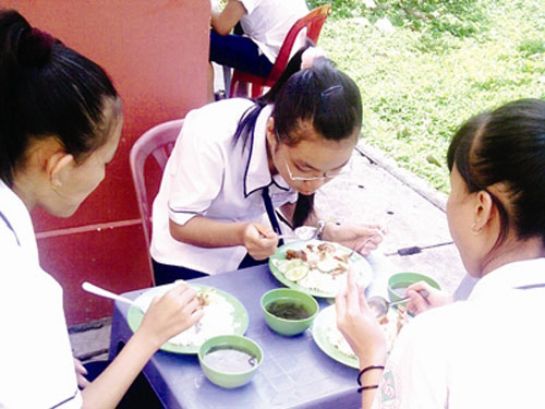 Học sinh ngất xỉu hàng loạt tại TPHCM: Học nhiều, ăn ít