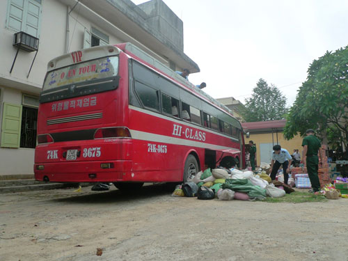 Xe khách “nhốt” 4 bộ đội biên phòng, tông xe công an