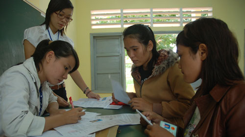 Hạ điểm chuẩn để cứu trường tư?