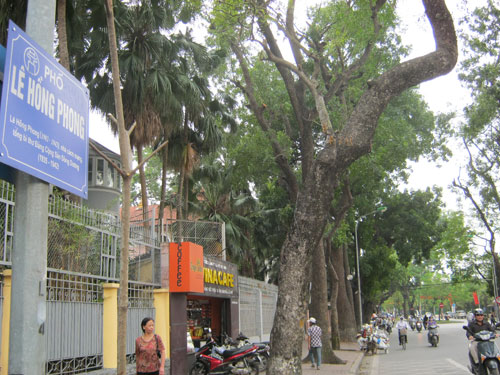 Biển chỉ đường kỳ quặc ở Hà Nội