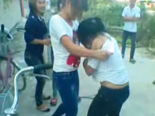 Nữ sinh bị đánh, xé áo trước cổng trường