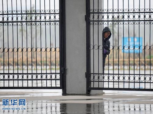 Nữ sinh đưa mẹ bị tâm thần đi học