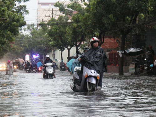 Người Sài Gòn "lội bì bõm” trong mưa chiều