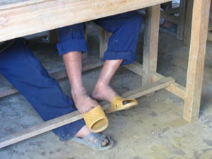 Tịch thu, cắt dép của học trò nghèo