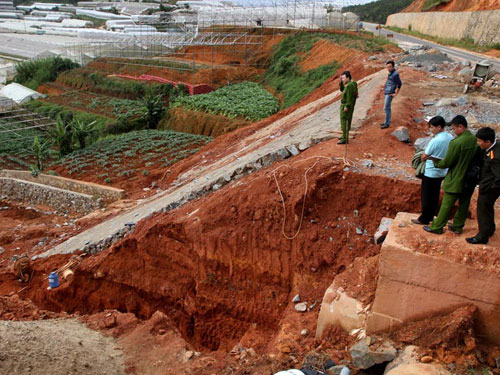 Một công nhân sửa đường bị đất vùi chết