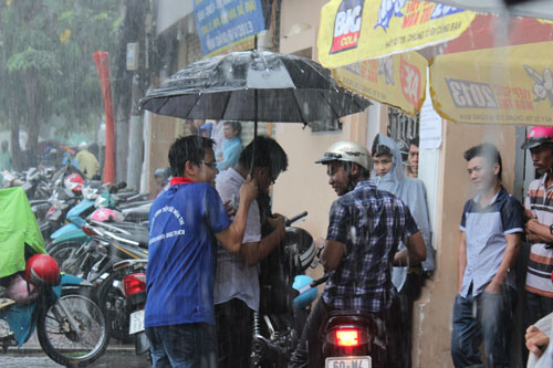 Phụ huynh, thí sinh đội mưa đi thi