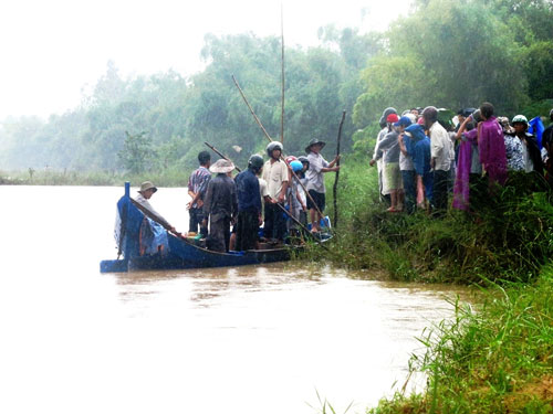 Qua sông cắt cỏ, 2 phụ nữ bị nước cuốn trôi