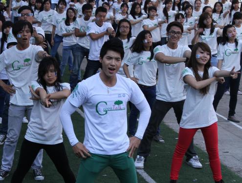Trương Nam Thành nhảy Flashmob hưởng ứng Giờ Trái đất