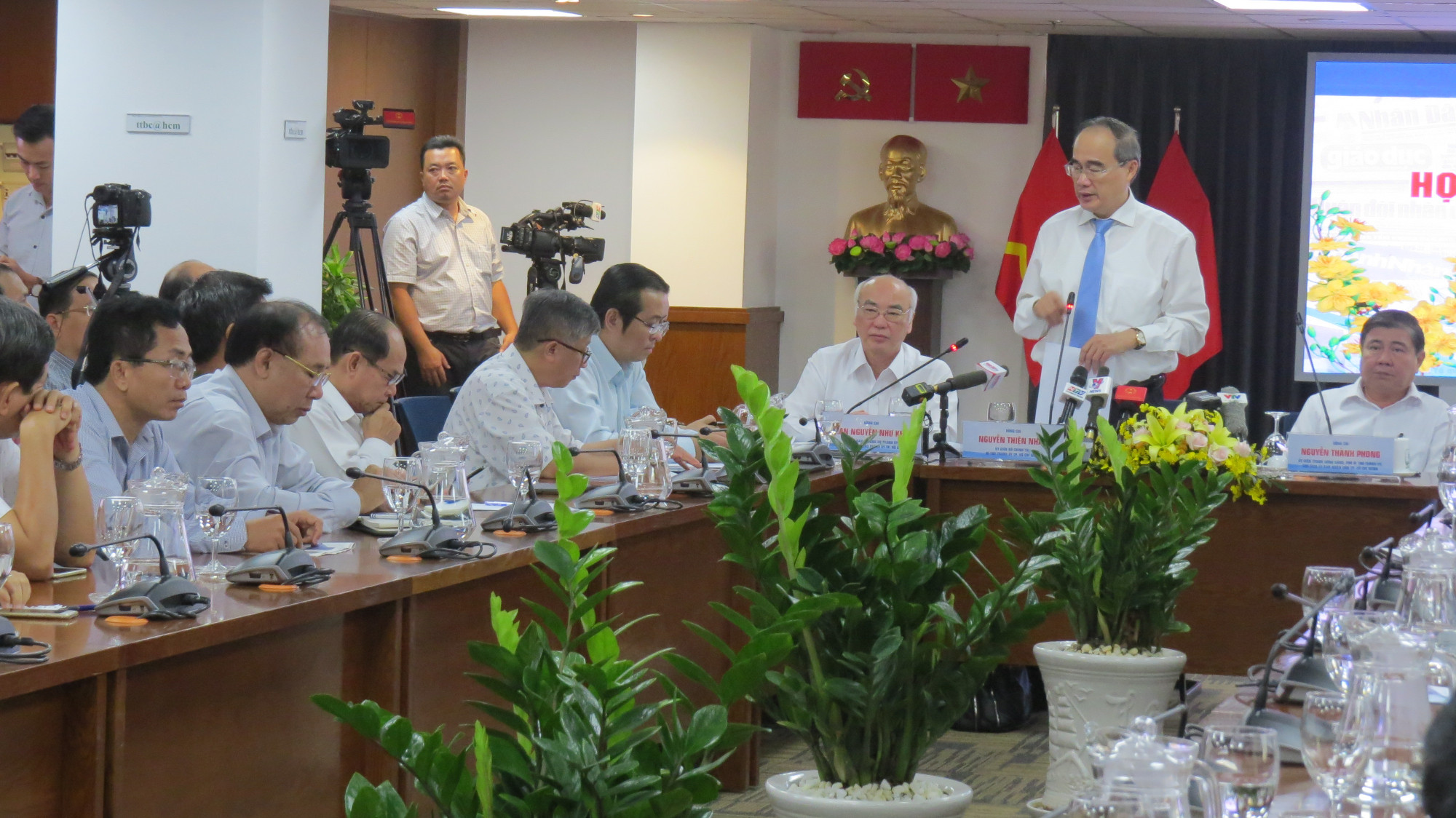 B&iacute; thư Th&agrave;nh ủy TPHCM Nguyễn Thiện Nh&acirc;n cho rằng, nguồn lực để ph&aacute;t triển th&agrave;nh phố tới đ&acirc;y 