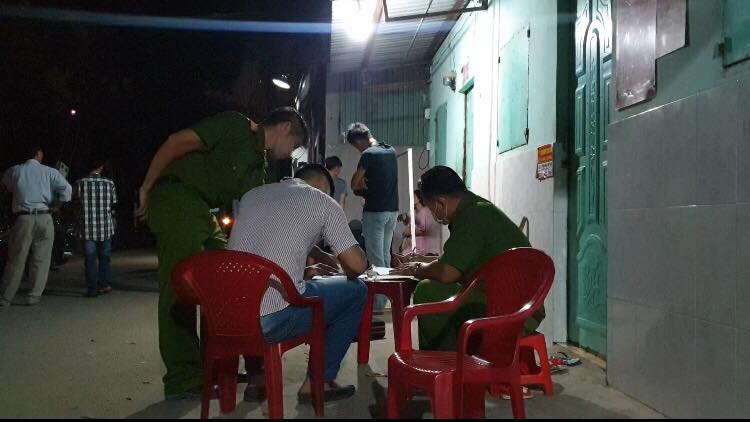 Đến 23g, c&ocirc;ng t&aacute;c lấy lời khai nh&acirc;n chứng v&agrave; kh&aacute;m nghiệm hiện trường đ&atilde; ho&agrave;n tất
