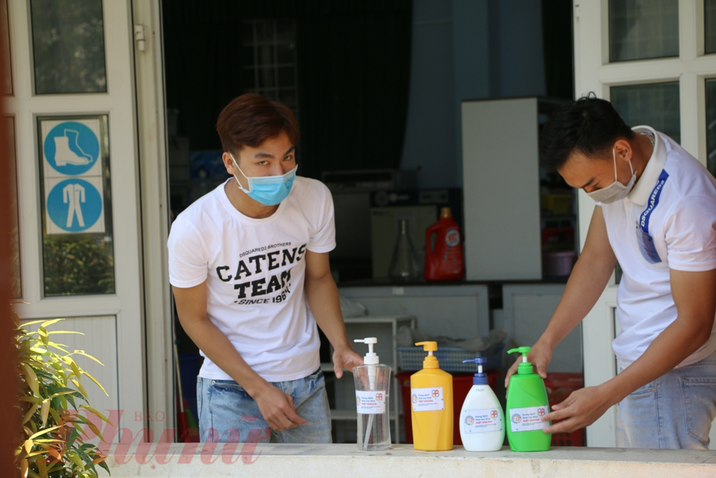 Để phục vụ miễn ph&iacute; Nước rửa tay kh&ocirc; s&aacute;t khuẩn ph&ograve;ng chống dịch do virus corona trước mắt c&ocirc;ng đo&agrave;n nh&agrave; trường chỉ hỗ trợ cho nh&oacute;m TS. Quang 2 triệu đồng để thực hiện, c&ograve;n lại tất cả mọi nguy&ecirc;n liệu phục vụ sản xuất thầy Quang phải tự bỏ tiền t&uacute;i để l&agrave;m với mục đ&iacute;ch phục vụ nh&acirc;n d&acirc;n