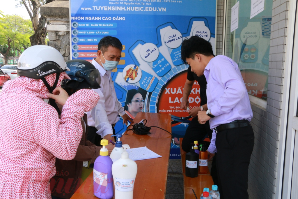 Nhưng do kh&ocirc;ng c&oacute; sẵn chai lọ, n&ecirc;n trường c&oacute; một y&ecirc;u cầu nhỏ: l&agrave; mong người d&acirc;n đến nhận nước rửa tay miễn ph&iacute; đ&oacute;ng g&oacute;p 2 chai rỗng sạch, khoảng 500ml c&oacute; đầu xịt giọt như h&igrave;nh dưới đ&acirc;y để nhận 1 chai nước rửa tay mang về