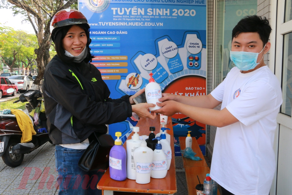 Theo t&igrave;m hiểu của ph&oacute;ng vi&ecirc;n B&aacute;o Phụ Nữ Th&agrave;nh phố Hồ Ch&iacute; Minh Từ s&aacute;ng đến trưa 4/2 đ&atilde; c&oacute; hơn 50 hộ gia  đ&igrave;nh đến nhận nước rửa tay diệt khuẩn. Đ&acirc;y l&agrave; một hiệu ấn rất tốt, b&agrave; con đ&atilde; c&oacute; &yacute; thức trong việc ph&ograve;ng chống dịch corona