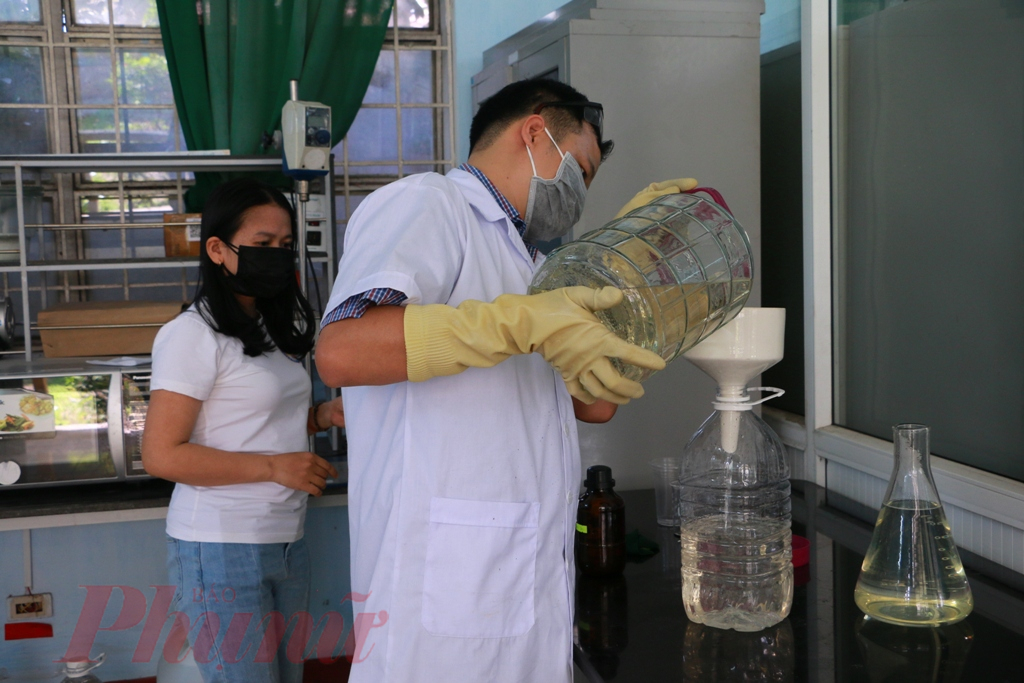 Ngay từ lời k&ecirc;u gọi của chủ tịch UBND tỉnh Thừa Thi&ecirc;n Huế Phan Ngọc Thọ k&ecirc;u gọi cả cộng đồng ch&ugrave;ng chung tay n&acirc;ng cao &yacute; thức ph&ograve;ng chống dịch corona, bắt đầu từ ng&agrave;y 1/2 TS. Quang l&ecirc;n &yacute; tưởng sau đ&oacute; thầy Quang quyết định sẽ đưa l&ecirc;n mạng facebook để cộng đồng mọi người được biết để b&agrave; b&agrave; con đến lấy về sử dụng miễn ph&iacute;. 