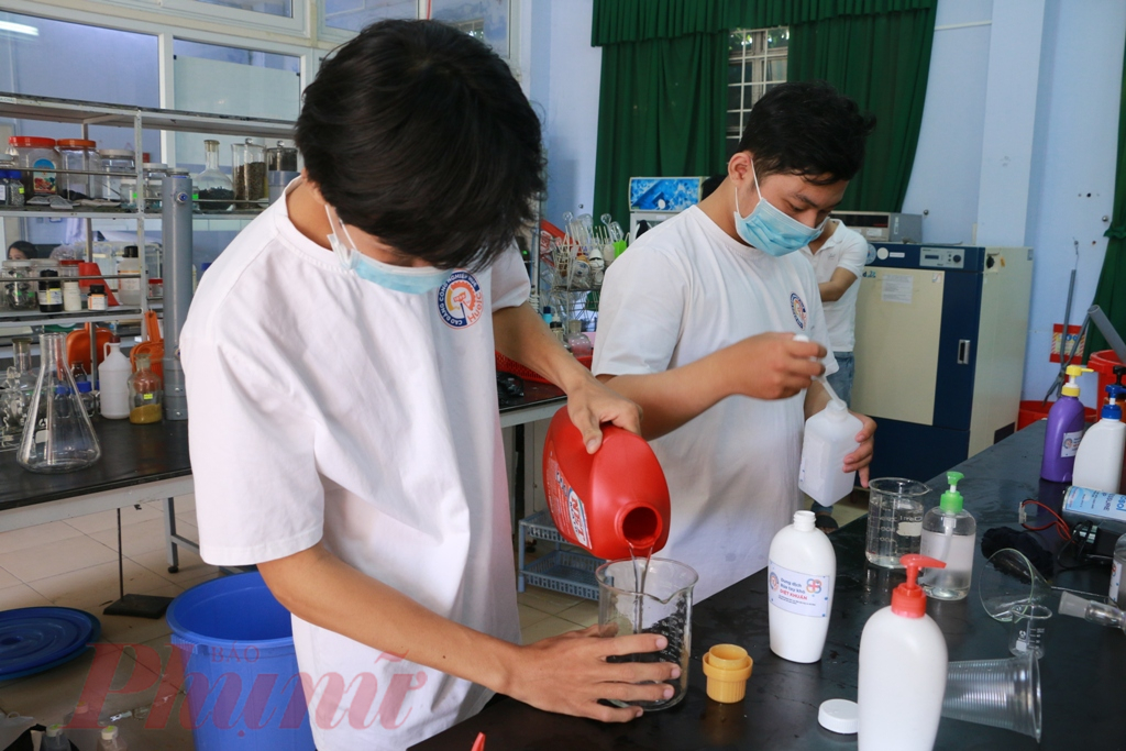 Tuy nhi&ecirc;n trong điều kiện cần phải diệt khuẩn ph&ograve;ng chống dịch bệnh cho b&agrave; con, ch&uacute;ng t&ocirc;i đ&atilde; cho th&ecirc;m nồng độ cồn tương đương với nồng độ với nồng độ cồn của c&aacute;c nước diệt khuẩn th&ocirc;ng thường