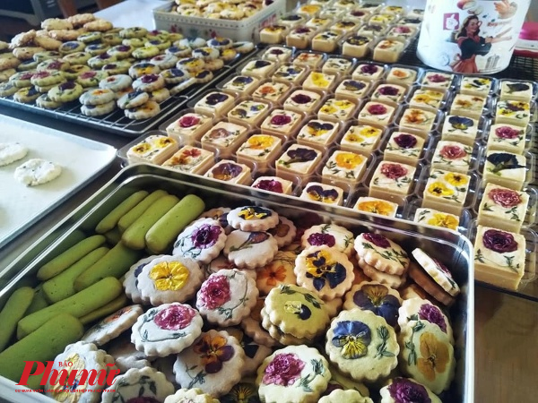 Vẫn chỉ l&agrave; bột, trứng, đường nhưng decor th&ecirc;m hoa tươi gi&uacute;p cookies tr&ocirc;ng thật bắt mắt.